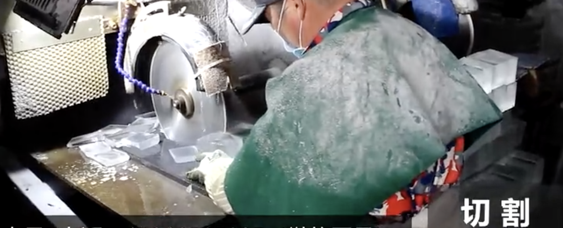 crystal_trophy_production_process_cutting