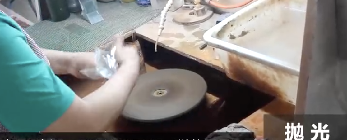 crystal_trophy_production_process_polishing